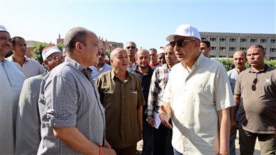 خلال جولته بمدرسة أشروبة.. محافظ المنيا يوجّه المدارس بالالتزام بلوائح الأبنية التعليمية وعدم تحويل الفصول لغير أغراضها - الخليج الان