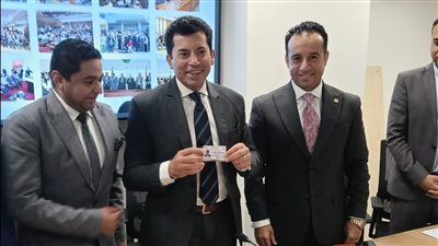 وزير الشباب والرياضة يتسلم أول كارنيه عضوية للاتحاد المصري للكيانات الشبابية بصفته رئيس مجلس الأمناء - الخليج الان