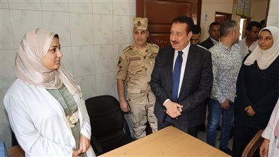 خلال جولة مفاجئة.. محافظ المنوفية يحيل أحد العاملين بصحة الباجور للتحقيق لتركه العمل - الخليج الان