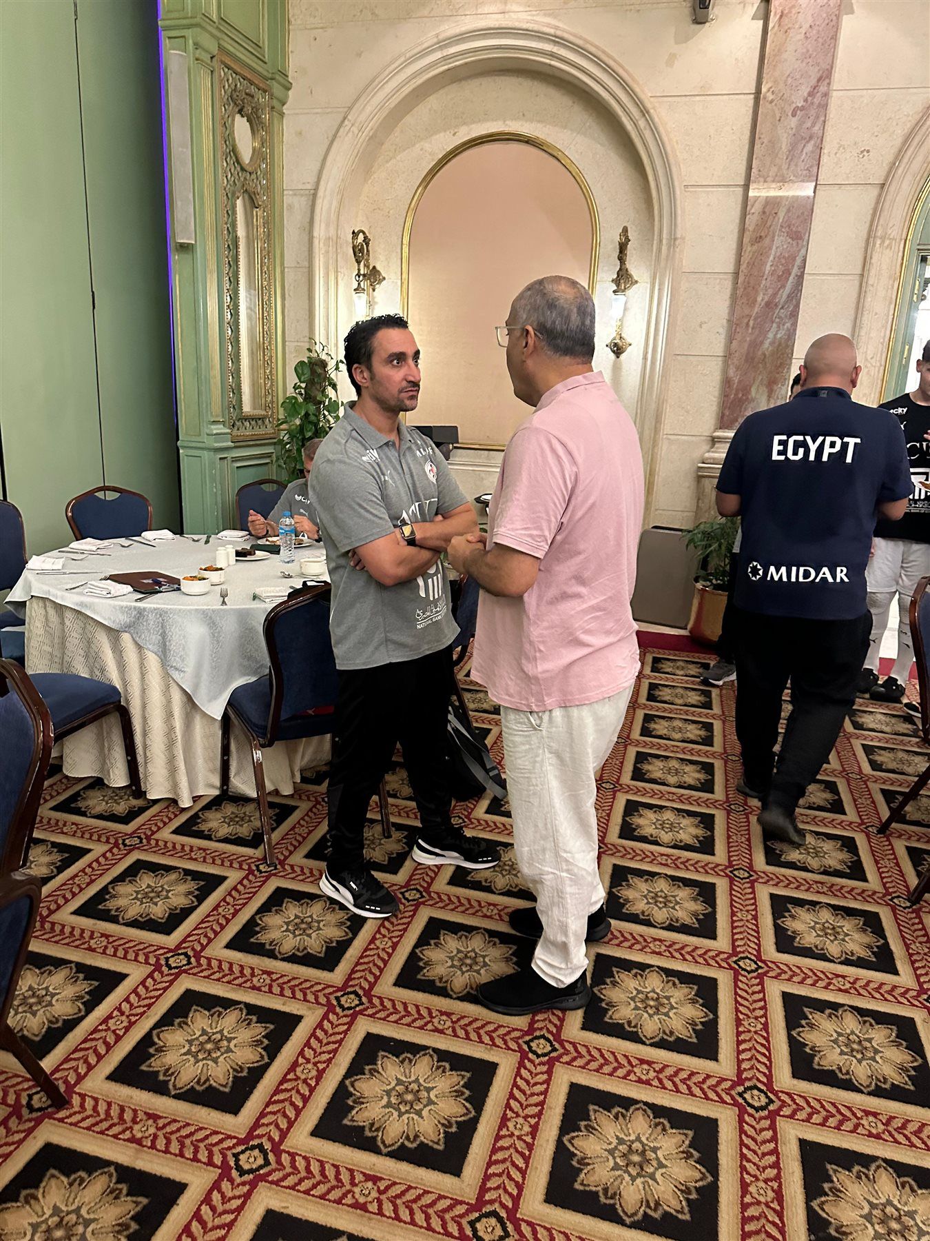 طارق محروس يحتفل مع لاعبي منتخب مصر بالتأهل لربع نهائي بطولة العالم لكرة اليد تحت 19 عام - الخليج الان