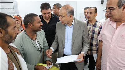خلال زيارته لجهاز حماية أملاك الدولة.. محافظ المنيا يستجيب لمواطن ويوقع له عقد تقنين أراضي أملاك دولة - الخليج الان