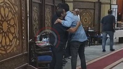 لحظات انهيار وحزن في عزاء مدير التصوير تيمور تيمور.. صور - الخليج الان