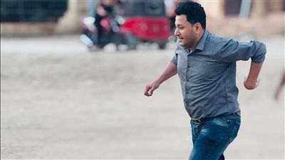 علي فايز مرشح مجلس الشيوخ عن دائرة بني سويف يشارك في مباراة كرة قدم قبل جولة الإعادة - الخليج الان