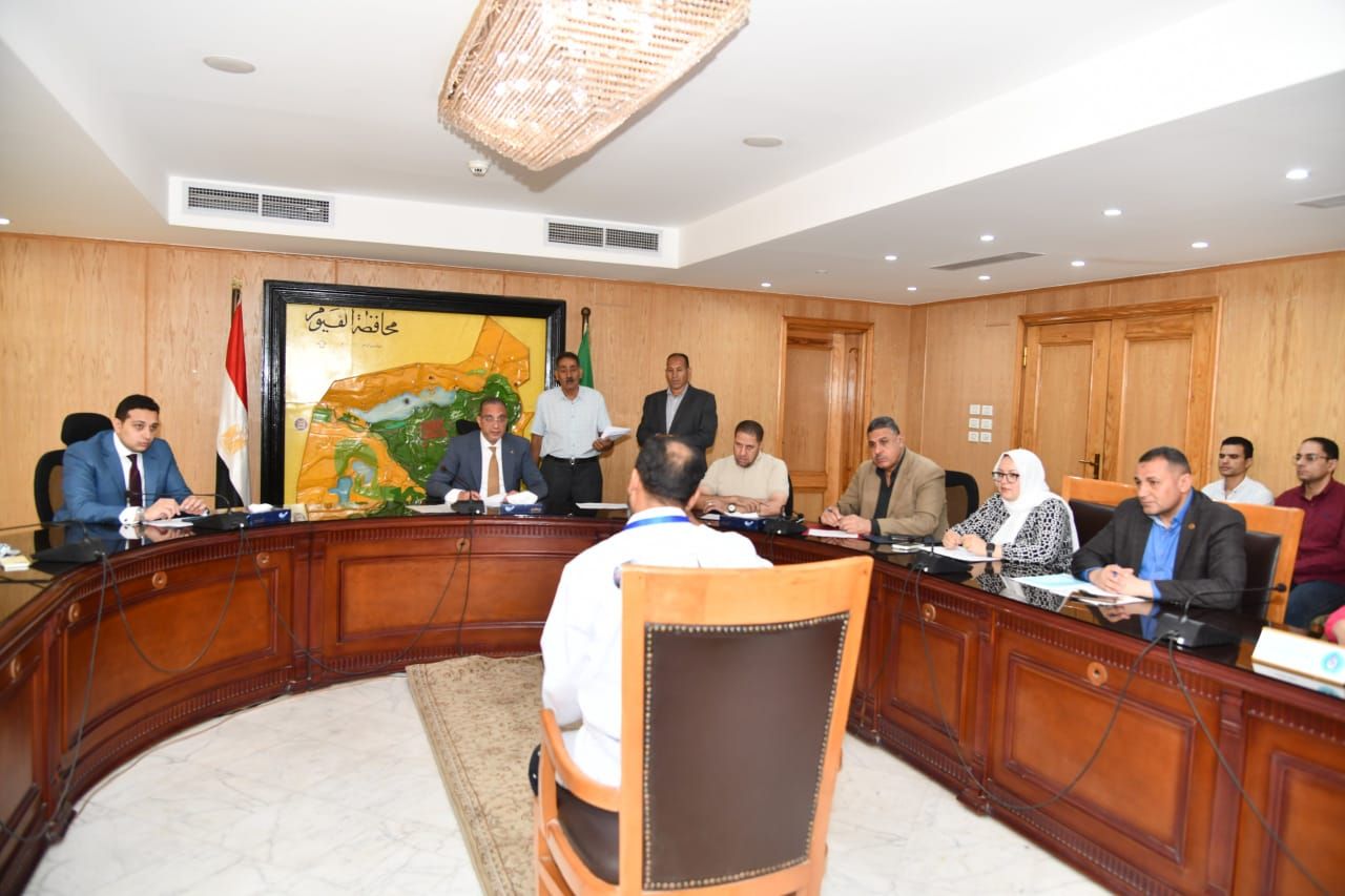خلال اللقاء الدوري لخدمة المواطنين.. محافظ الفيوم يوجه بتوفير تدخلات الحماية الاجتماعية اللازمة للأسر الأولى بالرعاية - الخليج الان