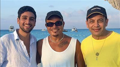 مع القمرين.. تيام مصطفى قمر يشارك صورة مع والده وعمرو دياب - الخليج الان
