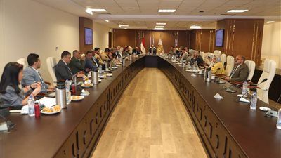 وزير العمل يترأس اجتماع المجلس الأعلى للتشاور الاجتماعي لمناقشة القرارات التنفيذية لقانون العمل الجديد - الخليج الان