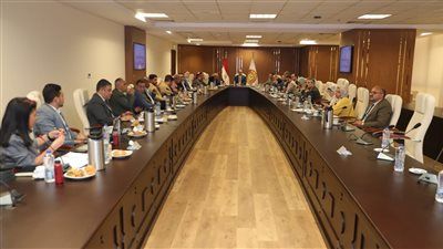 وزير العمل يترأس اجتماع المجلس الأعلى للتشاور الاجتماعي لمناقشة القرارات التنفيذية لقانون العمل الجديد - الخليج الان