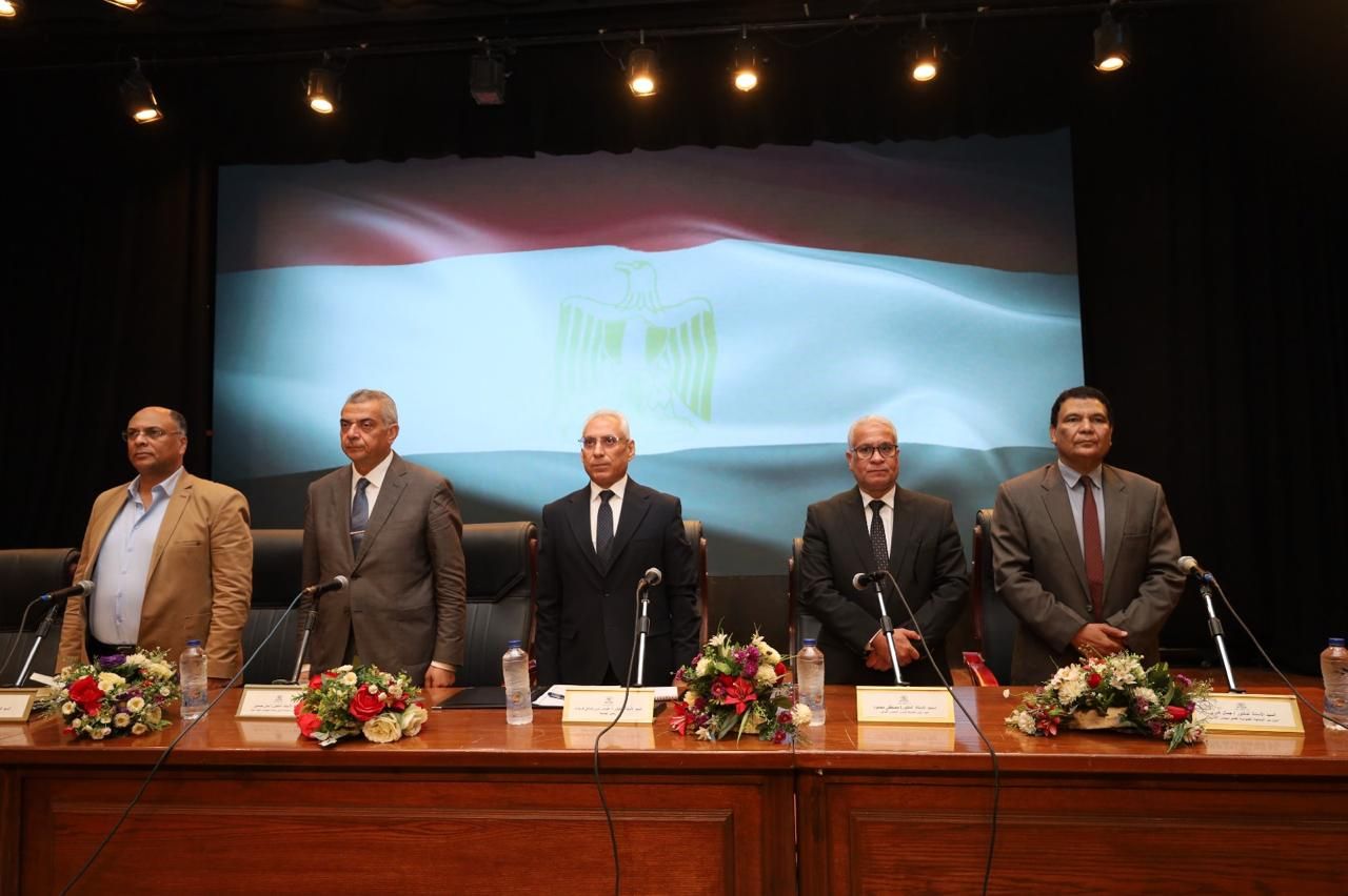 رئيس جامعة المنيا يعلن حزمة من القرارات غير المسبوقة في اجتماع الجمعية العامة الغير عادية لصندوق التأمين - الخليج الان