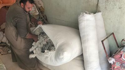 ليا تاريخ طويل مع ماكينة الخياطة ورائحة القطن .. حكاية «عبد الرازق» الذي حول شغفه إلى حرفه - الخليج الان