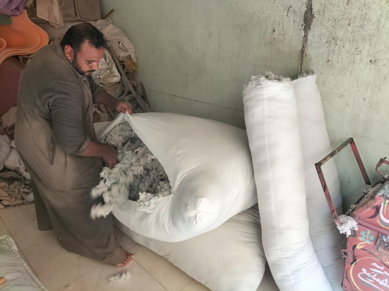 ليا تاريخ طويل مع ماكينة الخياطة ورائحة القطن .. حكاية «عبد الرازق» الذي حول شغفه إلى حرفه - الخليج الان