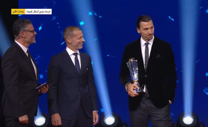 السويدي زلاتان إبراهيموفيتش يتسلم جائزة رئيس الاتحاد الأوروبي قبل قرعة دوري أبطال أوروبا - الخليج الان