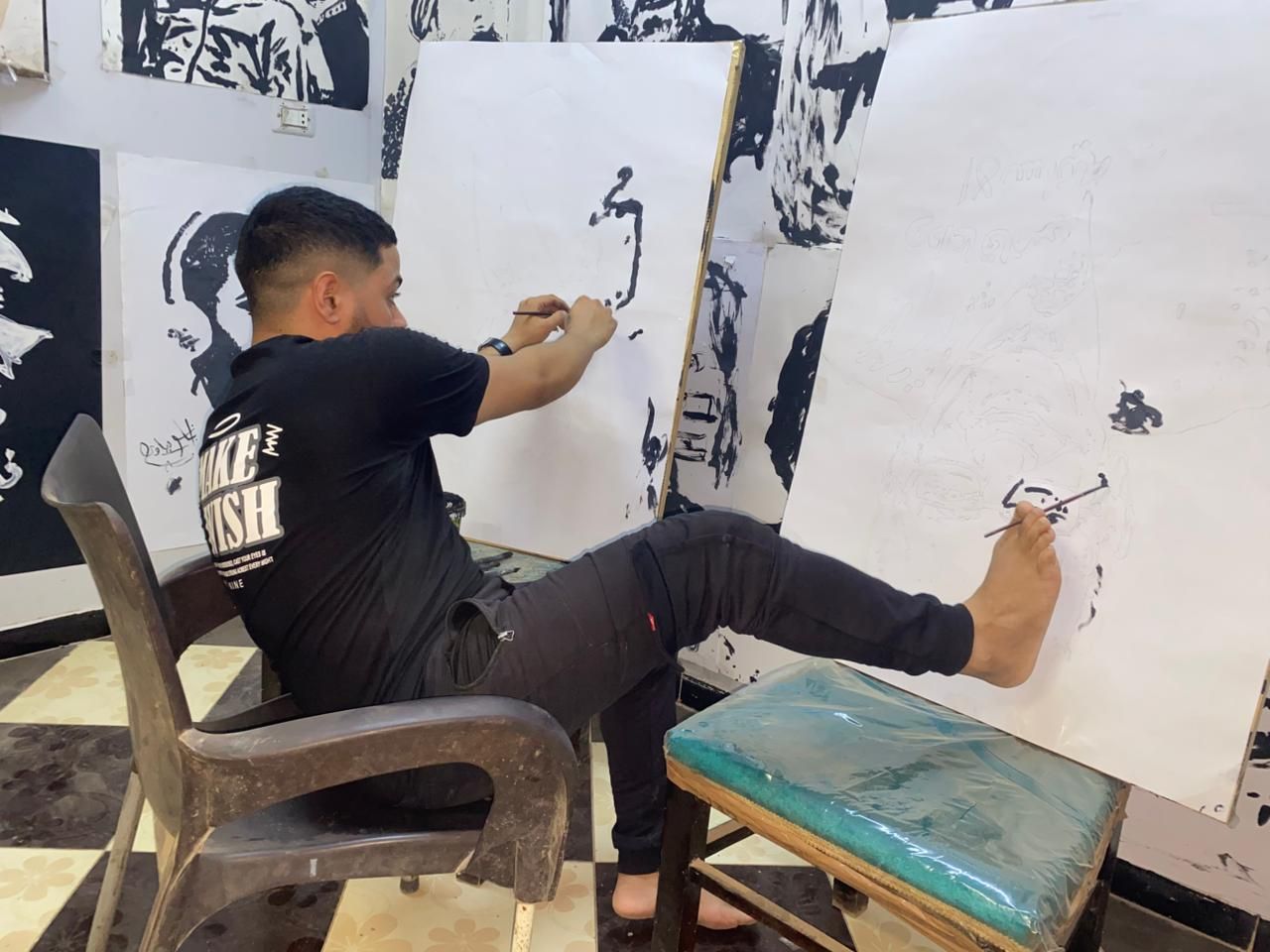 بيرسم بأيده ورجله.. ابانوب بباوي من المنيا: نفسي ادخل موسوعة جينس - الخليج الان