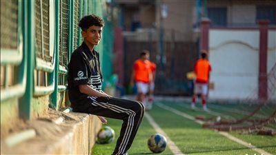 زياد سليم..صبي توفي والده فتحول من ناشئ كرة قدم إلي عامل مهمات بنادي الطيران ويناشد الخطيب للعمل بالأهلي - الخليج الان