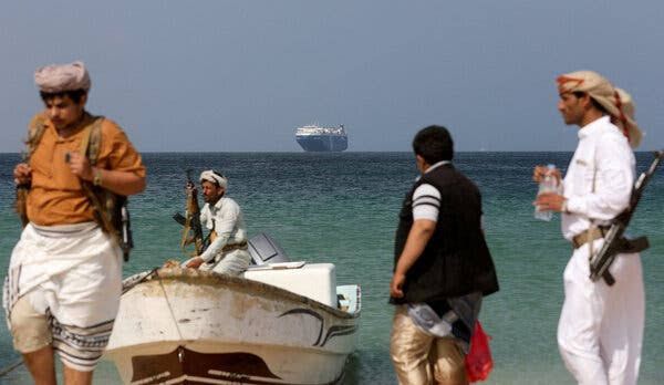 «الحوثيون يردون بالصواريخ».. استهداف سفينة إسرائيلية في البحر الأحمر بعد اغتيال قياداتهم بصنعاء - الخليج الان