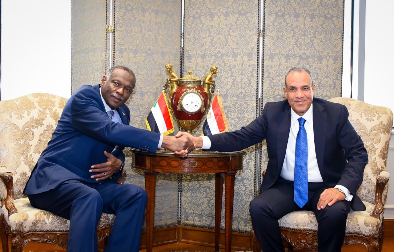 وزير الخارجية يناقش مع نظيره السوداني التسهيلات التي تقدمها مصر لتسهيل العودة الطوعية للمواطنين السودانيين - الخليج الان