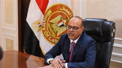 ممثلي أصحاب أعمال يتوافدون على مكاتب العمل لتوثيق العقود .. وعمال يعتمدون استقالاتهم حفاظا على حقوقهم - الخليج الان