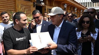 رئيس الوزراء يسلم عددا من العقود للمستفيدين من أصحاب الأكشاك من المنتقلين من سور الأزبكية القديم للسوق الجديدة - الخليج الان