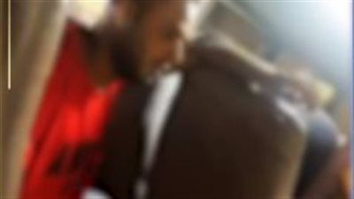 شاب يفعل أشياء خادشة في سيارة مكيروباص.. وفتاة توقع به|فيديو - الخليج الان