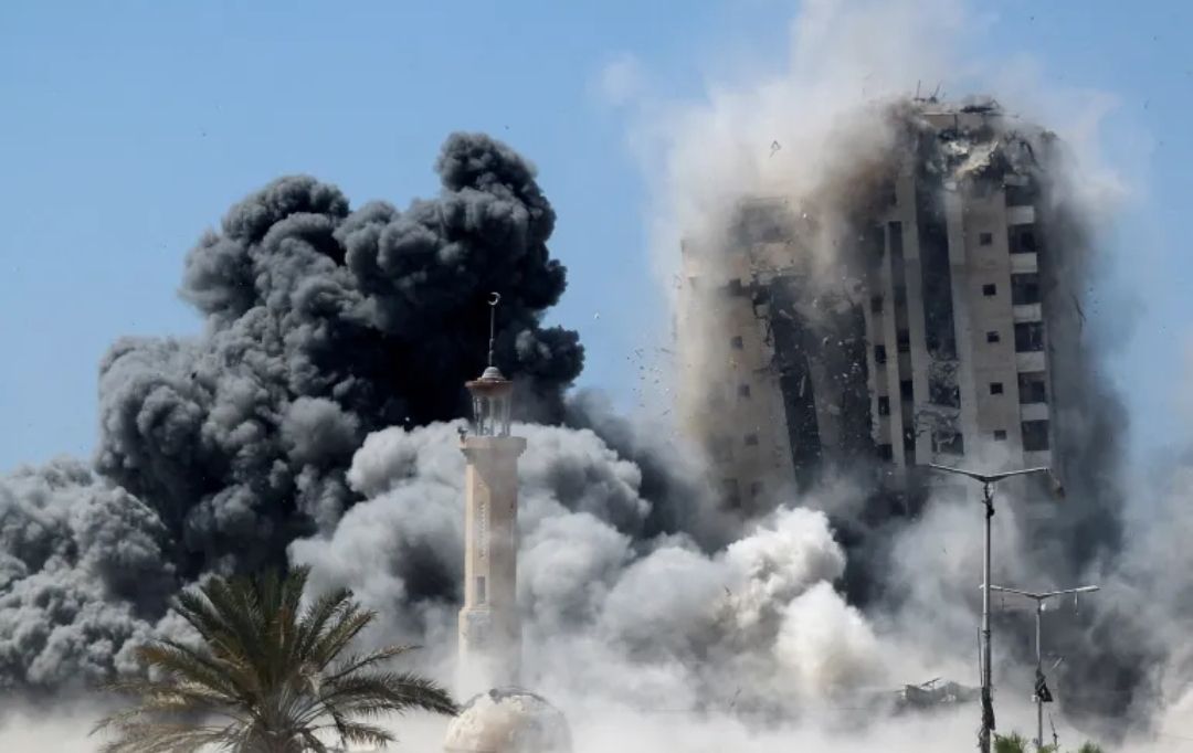 عندما تنهار الأبراج: إسرائيل تضاعف ضرباتها في غزة وتشد الحبال مع حماس - الخليج الان