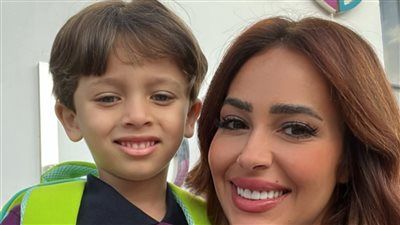 في أول أيام الدراسة.. رنا سماحة لابنها: يارب أشوفك أحسن راجل في الدنيا - الخليج الان