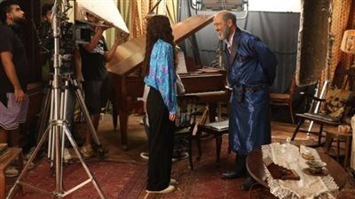 أشرف عبد الباقي يشارك صورًا جديدة من كواليس ولد وبنت وشايب مع ليلى زاهر.. والعرض قريبًا - الخليج الان