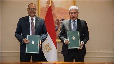 وزيرا السياحة والآثار والعمل يوقعان بروتوكول تعاون بشأن شروط وضوابط الترخيص لوحدات الإقامة الفندقية - الخليج الان