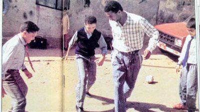 قصة صورة عمرها 40 عاماً لمدرب المنتخب الوطني مع أطفال يلعبون الكرة في الشارع - الخليج الان