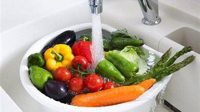 أخطاء شائعة في غسل الفواكه والخضروات تؤدي إلي نقل البكتيريا الضارة - الخليج الان