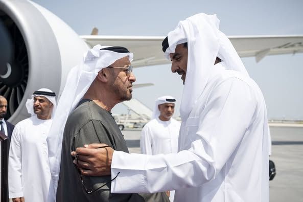 محمد بن زايد في الدوحة: زيارة أخوية ورسالة تضامن مع قطر بعد الاعتداء الإسرائيلي