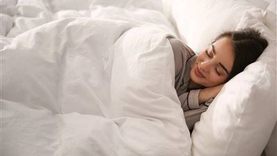 وداعا للسهر أمام الشاشات.. جيل زد يستثمر في النوم عبر «اقتصاد العافية» - الخليج الان