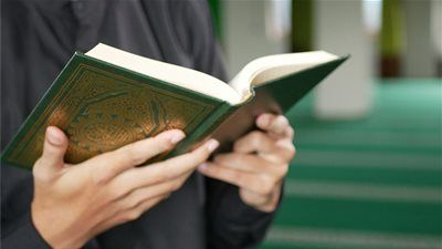 هل يؤثر تقليب صفحات المصحف أثناء الصلاة على صحتها؟.. د. علي جمعة يجيب - الخليج الان
