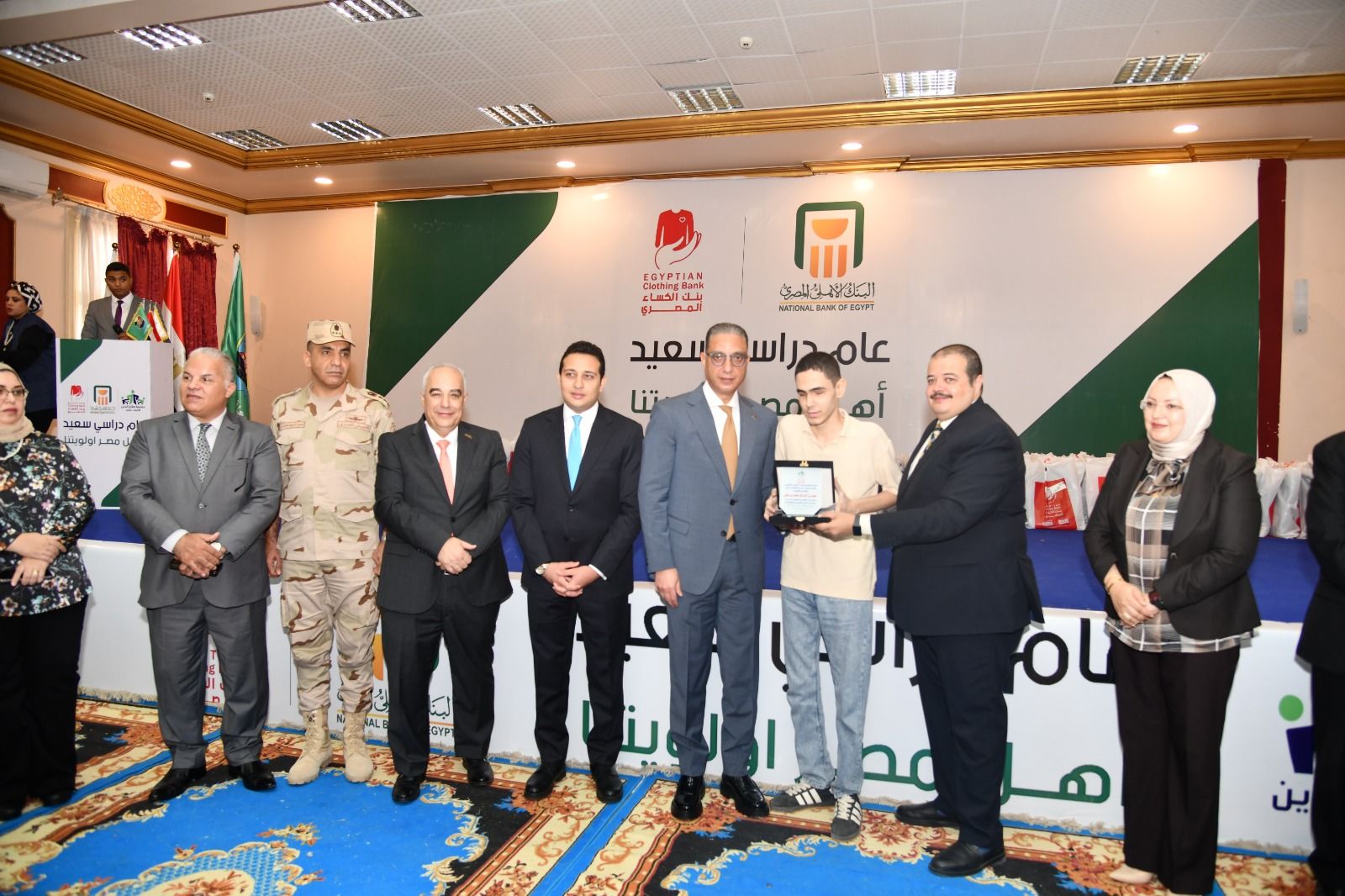 محافظ الفيوم يسلم ملابس جديدة وحقائب مدرسية لعدد 1250 تلميذاً من الأولى بالرعاية - الخليج الان