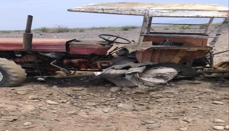 انفجار لغم حوثي يصيب مواطنًا وولده وإعطاب حراثة في الساحل الغربي