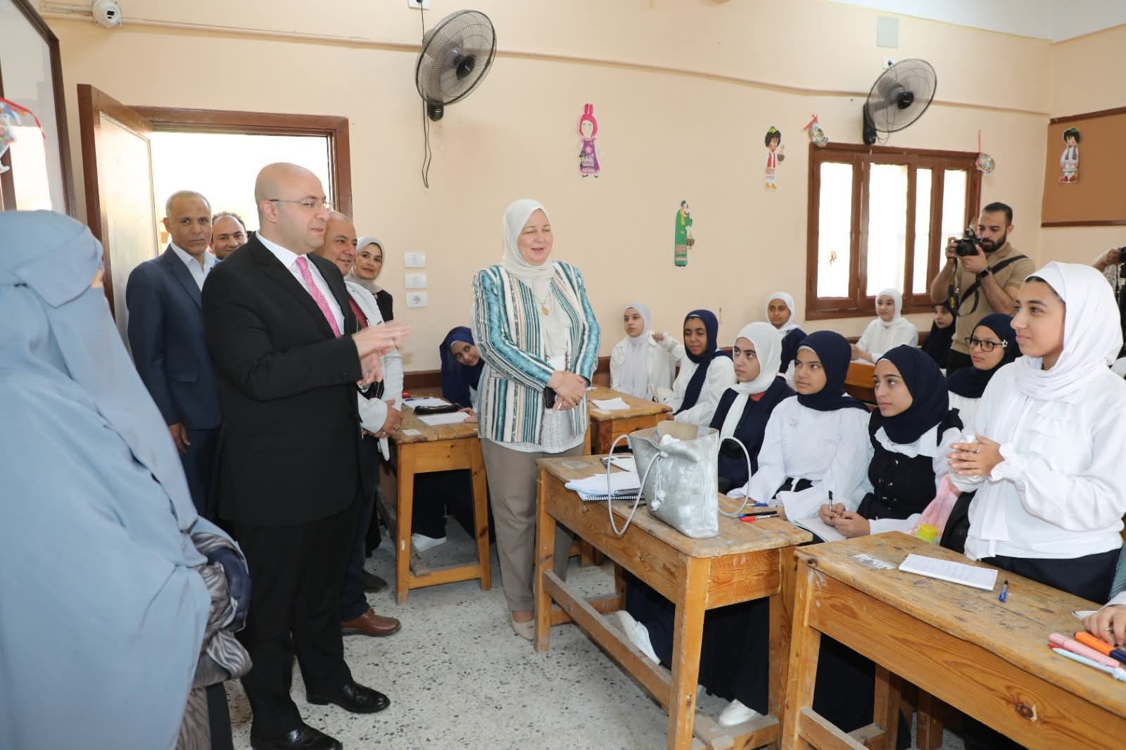 مع بداية العام الجديد.. محافظ بني سويف يتفقد انتظام وسير العملية التعليمية - الخليج الان