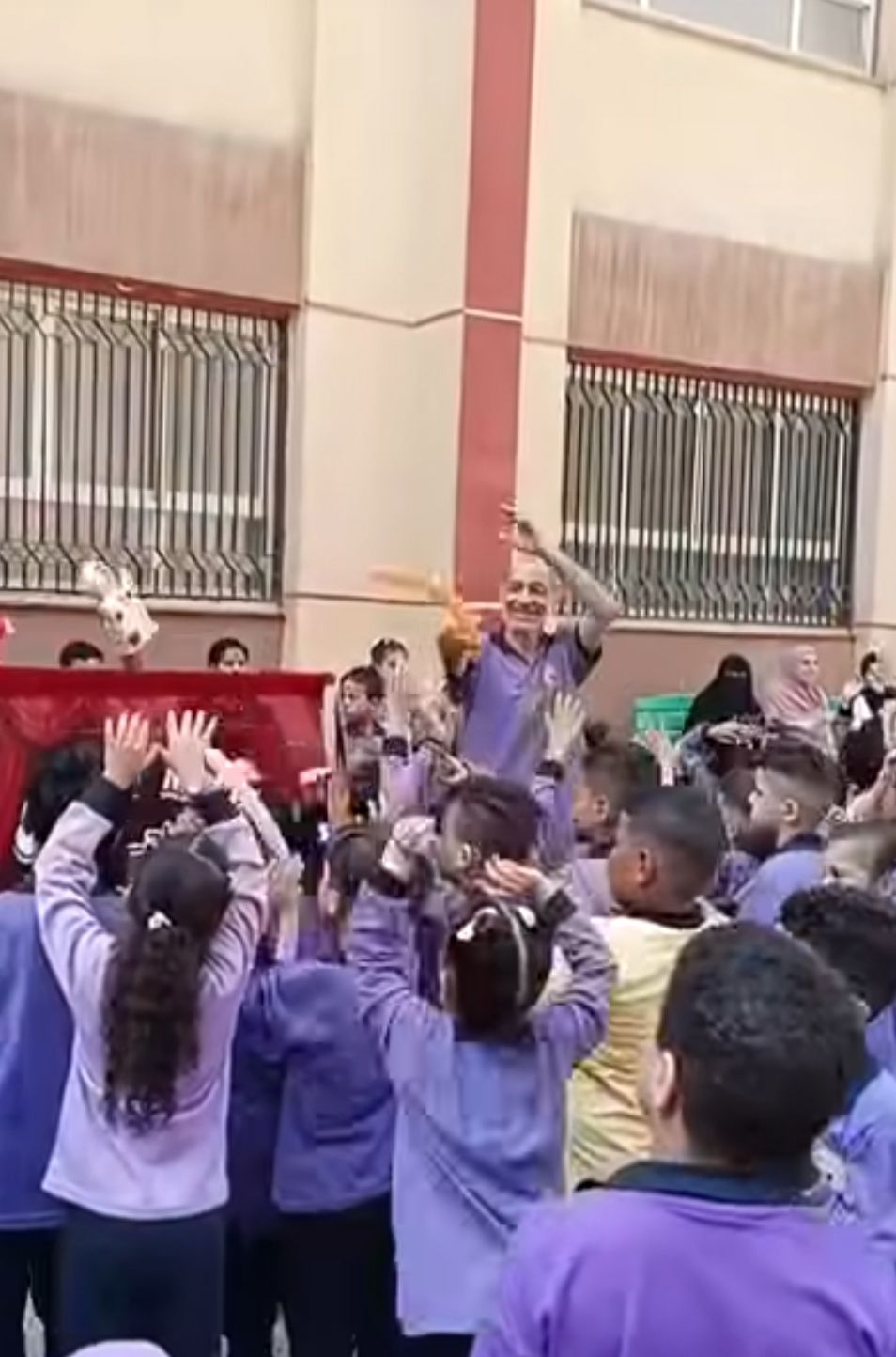 المدير المرح رزق.. يرتدي زي المدرسة ويرقص مع الأراجوز في أول يوم دراسة - الخليج الان