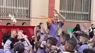 المدير المرح رزق.. يرتدي زي المدرسة ويرقص مع الأراجوز في أول يوم دراسة - الخليج الان