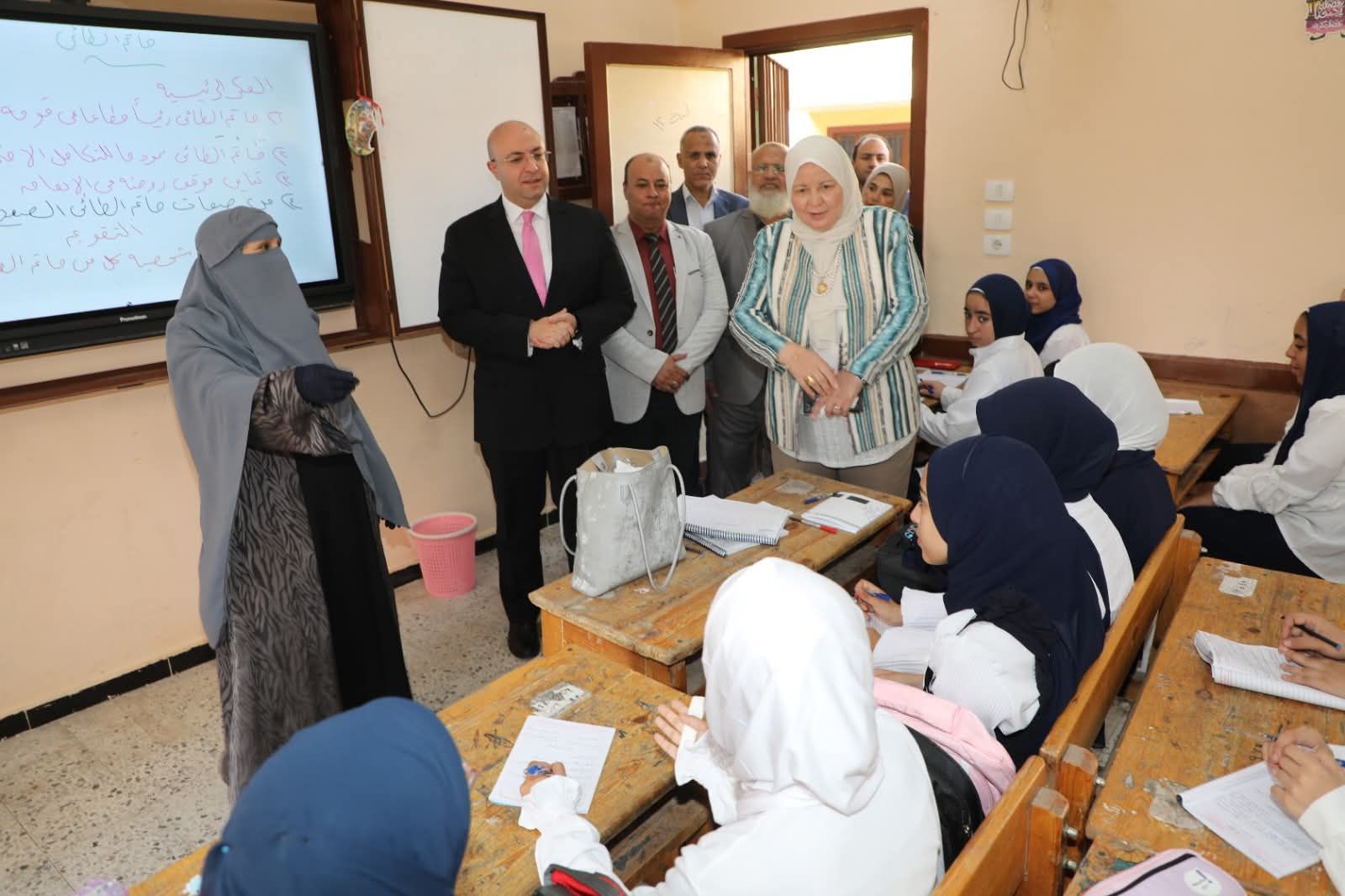 مع بداية العام الجديد.. محافظ بني سويف يتفقد انتظام وسير العملية التعليمية - الخليج الان