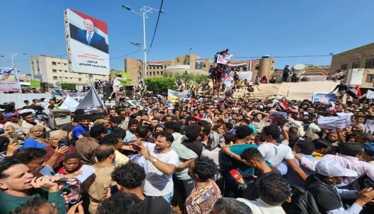 مسيرات الحجرية تكتسح تعز وتزلزل الإصلاح.. إغلاق خط تعز التربة عدن بعد زخم التظاهرات