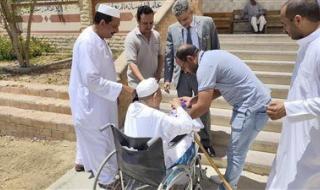 رئيس لجنة انتخابية يخرج لتسهيل التصويت لناخب مُسن بمركز الحمام في مطروح - الخليج الان