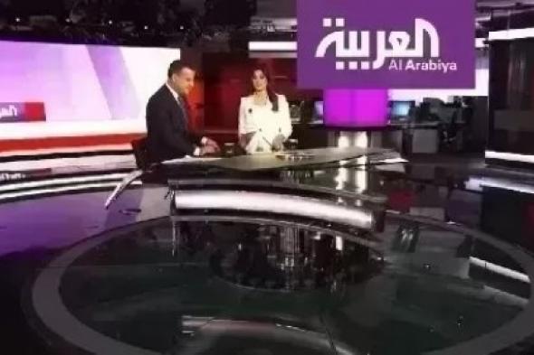 مذيعة أردنية على قناة العربية نسيت أنها على الهواء مباشر و ما فعلته أمام الكاميرات بكل جرأة دون خجل صدم المشاهديين !! (فيديو)