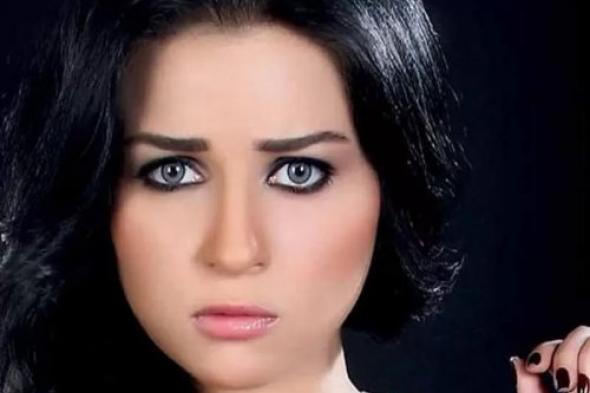 (فولة واتقسمت نصين).. شبيهة الفنانة مي عز الدين الأجنبية تخطف الأنظار.. شوف دلوقتي مدى جمالها!