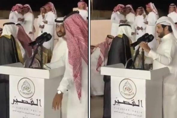 الشاعر السعودي شالح العضياني يصفع زميله أمام الجمهور (فيديو)