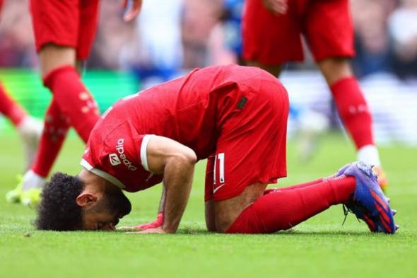 محمد صلاح يكسر صيامه في أرض الملعب (فيديو)