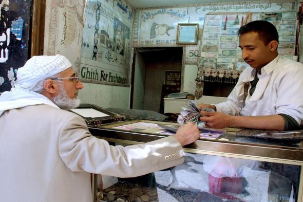 انقسام الريال اليمني يُفاقم معاناة المواطنين