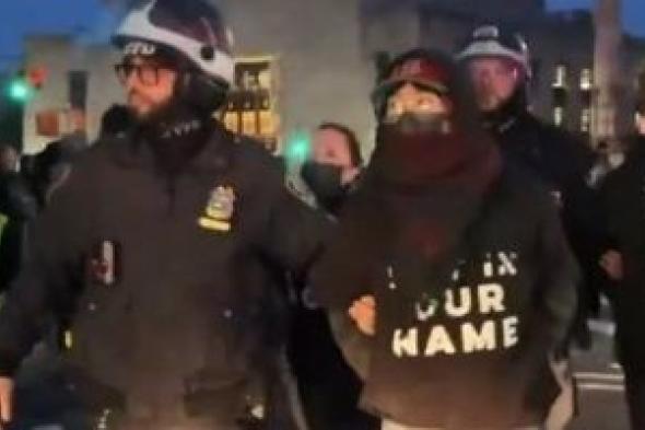 الشرطة الأمريكية تعتقل متظاهرين مؤيدين لفلسطين أمام منزل شومر| فيديو