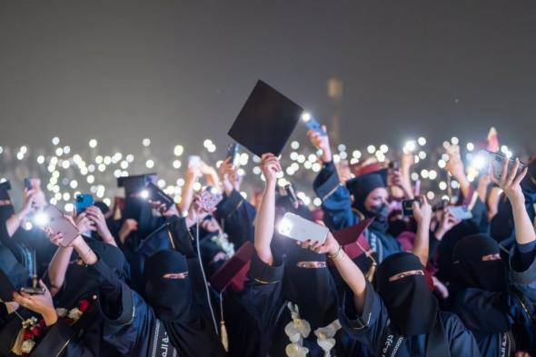 السعودية.. حكاية "الأب الحافي" وابنته الجامعية تحصد الثناء