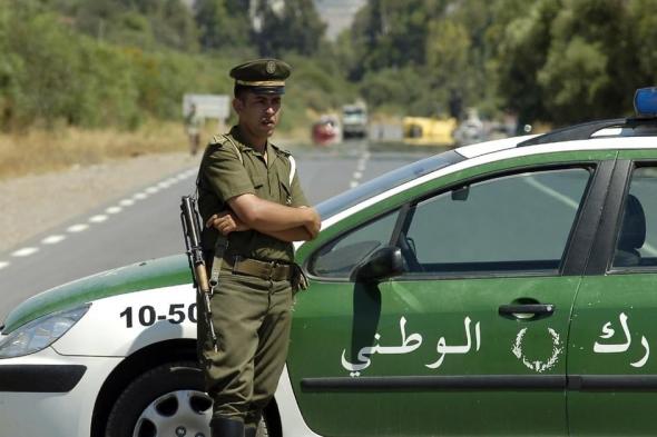 صورة رضيع على قارعة الطريق تثير تعاطفاً عارماً في الجزائر