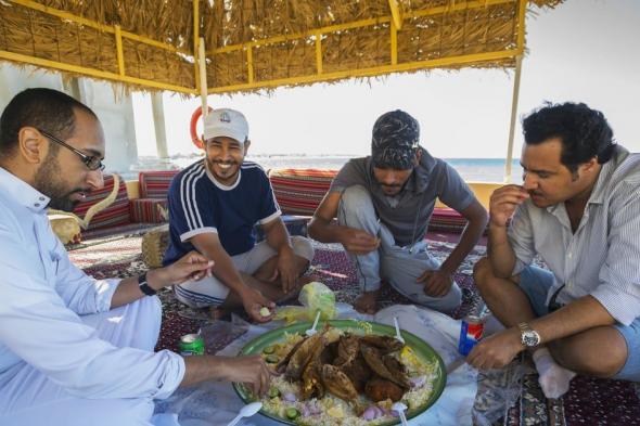 "التربع في الجلوس" عند تناول الطعام يحسن الهضم والصحة