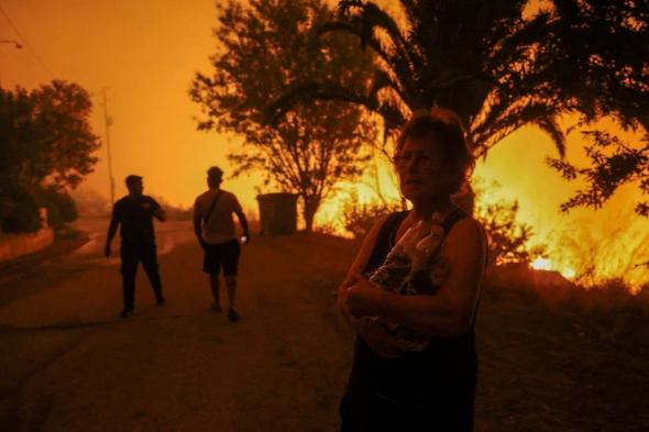 اليونان.. القبض على 13 شخصا متهمين بإشعال حريق غابات في جزيرة هيدرا