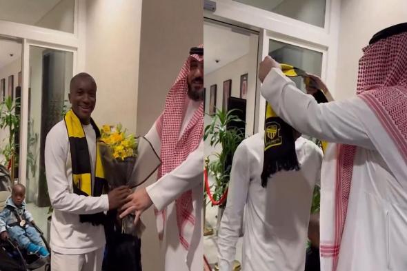 حمد الله ومسؤولي الاتحاد في استقبال موسى ديابي في المطار! - موقع الخليج الان